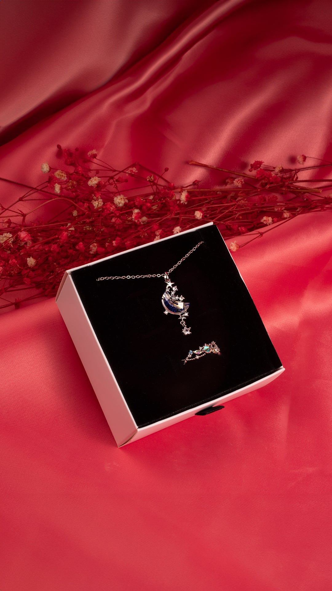 Çelik Sallantılı Ay Model Kolye &  Hologram Zirkon Taşlı Kadın Yüzük Set